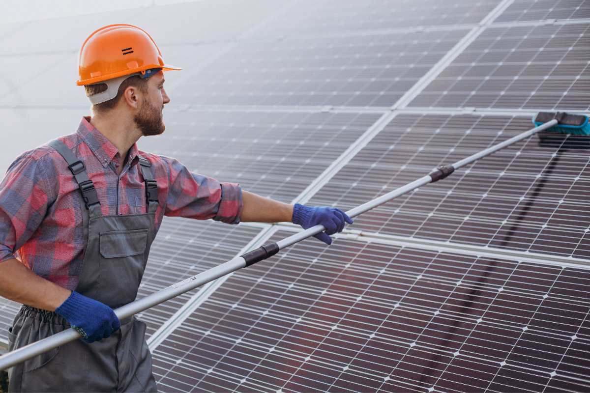 Le preguntamos a ChatGPT cómo limpiar paneles solares y esto es lo que respondió